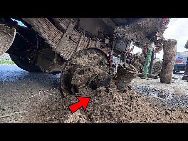 Truck tube stuck on the middle of the road How experts mechanic repair the truck