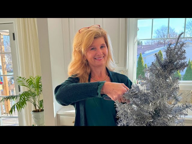 Christmas Tree DIY Flip-Thrifted Decor for a Cozy Home Office-Decorate with me-budget decor !🎄💐✂️