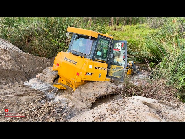 Incredible Jobs.!! Operator Starting Dozer Push Fails Dozer Push Fails Due To​ Landslide And Water