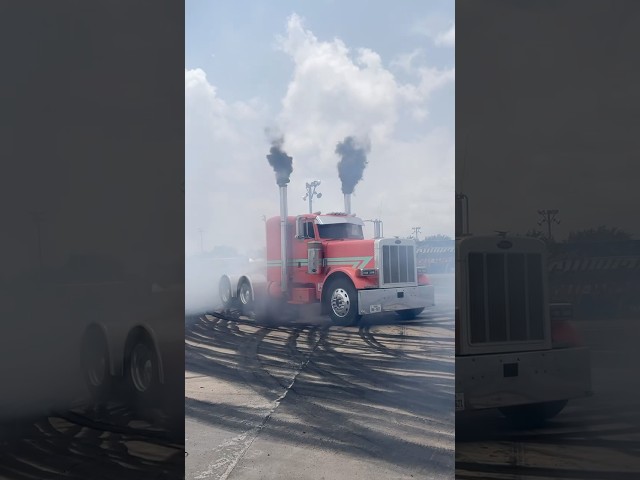 Ever Seen A Peterbilt Burnout ? 🤯#peterbilt #kenworth#freightliner #usa #america