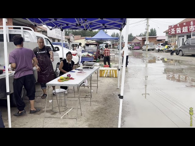 老孟卖完猪肉换地方做饭了，干了满满一大盘尖椒炒肥肠，嘎嘎过瘾#烹饪美食 #小炒肉 #肥肠 #下酒菜 #美食教学 #猪大肠 #卖猪肉 #赶集 #辣椒炒肉 #猪肉佬