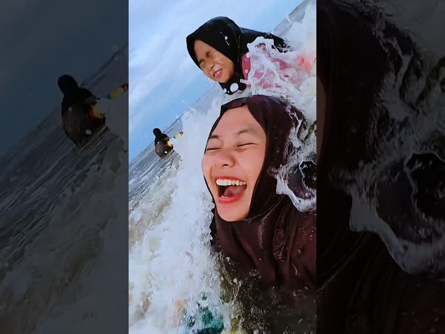 Mama Riska Vlog Asyik Main Air Berenang Di Pantai