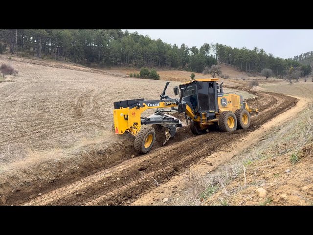 How Does the John Deere 670 GP Grader Repair Mountain Roads? #motorgrader #johndeere