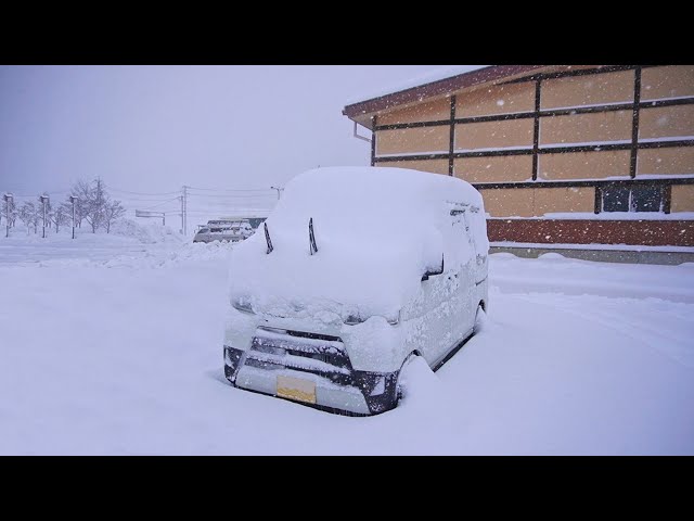 [CAR CAMPING in heavy snow] Spending the winter night alone in a small van.