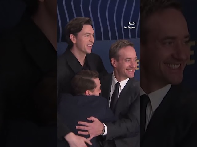 Roman photobombs Tom and Greg at the SAG Awards