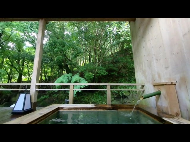 Japanese open-air baths have hot water coming out of bamboo. Bathing in nature is exceptional.