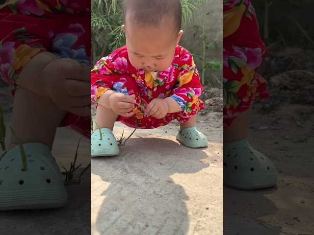 Cute Baby Decorates His Crocs With Beans#cutebaby#funnyvideos#smile