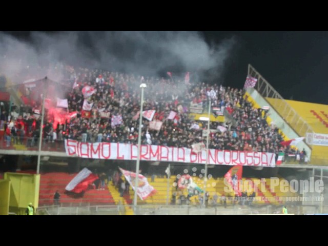 Torce, fumogeni, tifo e "Devi vincere" dei baresi a Benevento, Serie B 16/17