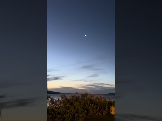 Venus and Moon in the night sky from #NelsonBay beach. #shorts #southernskies #windy