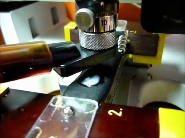 Proceso de grabado de cachas navajas suizas Victorinox (Engraving Scales of Victorinox SAK)