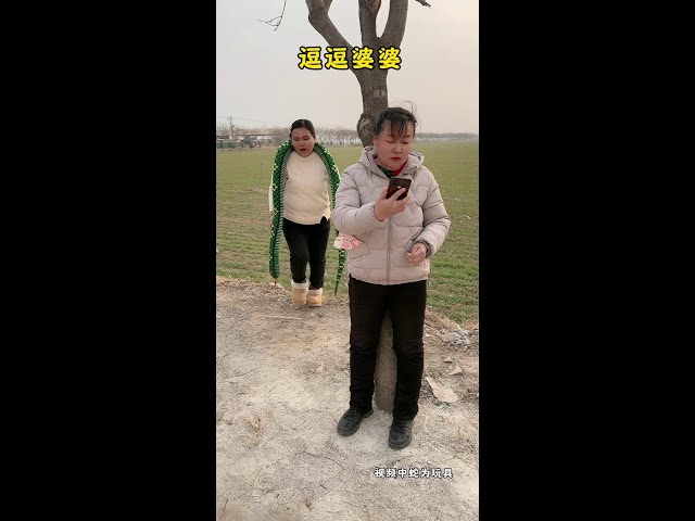 My mother-in-law is too fascinated by her mobile phone# Xiaohua# Xiaohua# interesting jokes# Rural