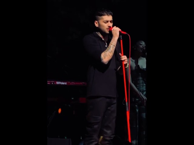 Zayn Malik showing off his vocals live in NYC show.