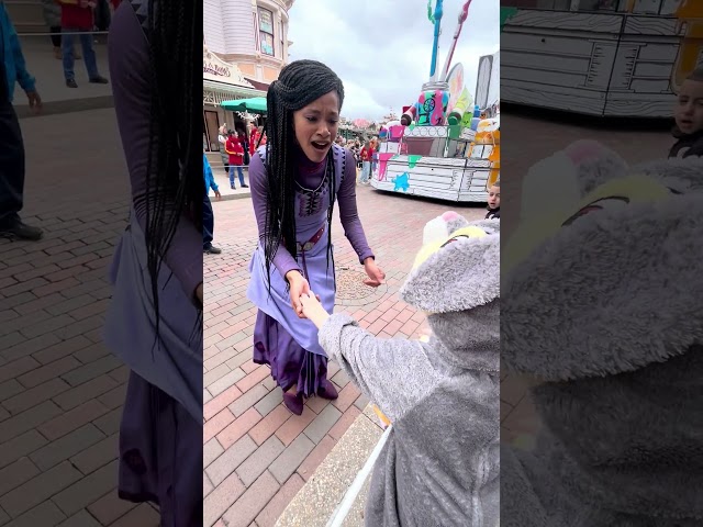 Giving treats to #SnowWhite and #Asha 🐰#disney #disneyland #paris #princess #character #dlp #shorts