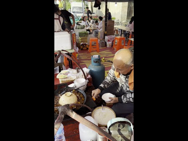 At the jelly stand in Xinjiang, Shanxi province, which has been working for decades, grandpa is 80