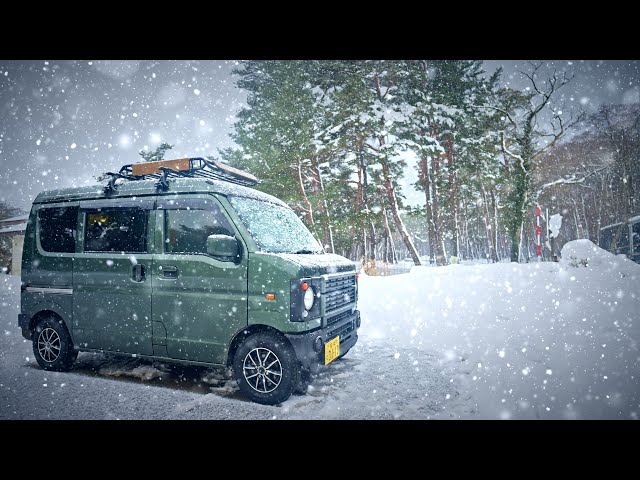 First time staying in a car in the snow. Walking through the streets of Edo Period #vanlife