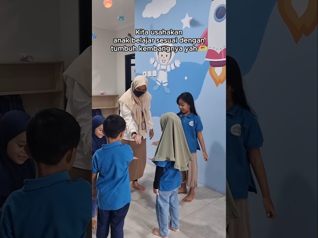 Kita usahakan anak kita belajar sesuai tumbuh kembangnya, di Alphabet Kids 😊