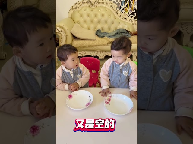 To test the baby's reaction, Dabao took the initiative to share food with Xiaobao twice. The twins