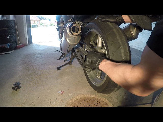 Remove rear tyre Honda CBF 1000A  -06