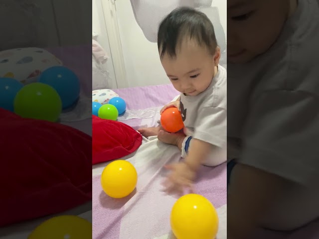 AMAZING BALLS AMAZED BABY #trending #shortsfeed #cutebaby #shorts