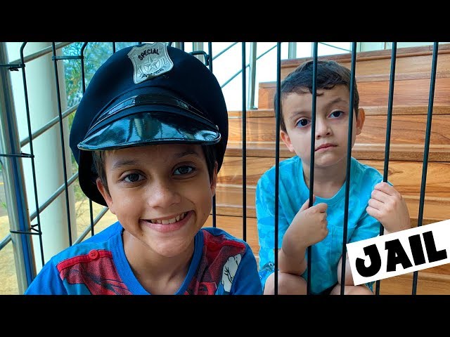 KIDS PRETEND PLAY WITH POLICE COSTUME, VIDEOS FOR KIDS