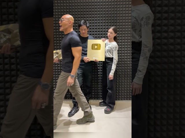 AZKA CORBUZIER DAPAT GOLD PLAY BUTTON, BUKANNYA DIPUJI MALAH DILEDEK DEDDY CORBUZIER!! #corbuzier