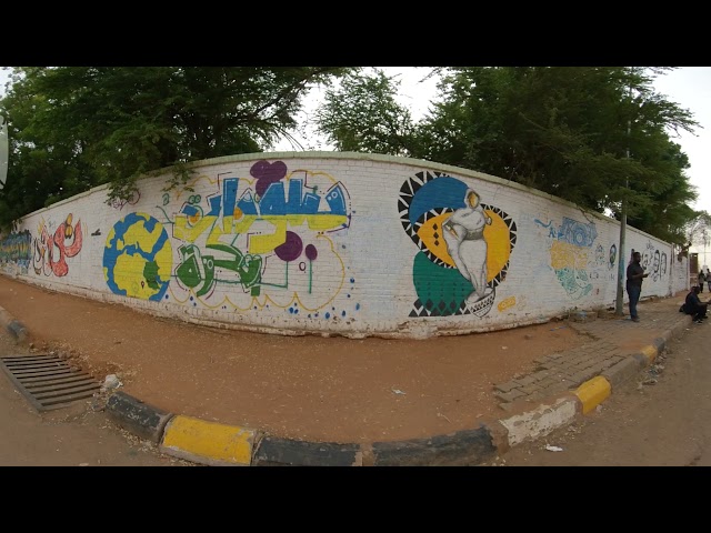 غناء شاب سوداني اثناء رسم جداريات  شهداء الثورة السودانية - VR - 360