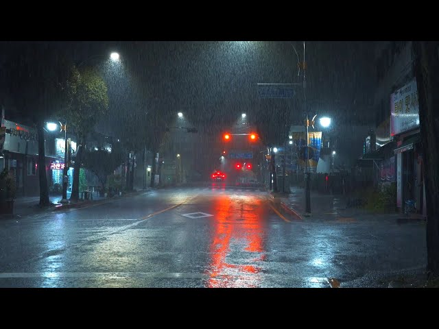 [4K] Lluvia intensa y truenos en las calles oscuras de la ciudad por la noche. Sonido de lluvia ASMR