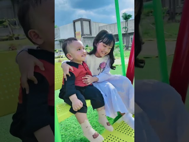 YEIRA & ADEK REIN #outdoorplaytime #vitamind #stimulasianak #empati #parenting #shortviral #fypviral