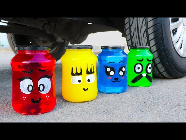 Aplastando Cosas Crujientes con el Coche | Experimento: Botellas de Agua Coloreada VS Rueda de Coche