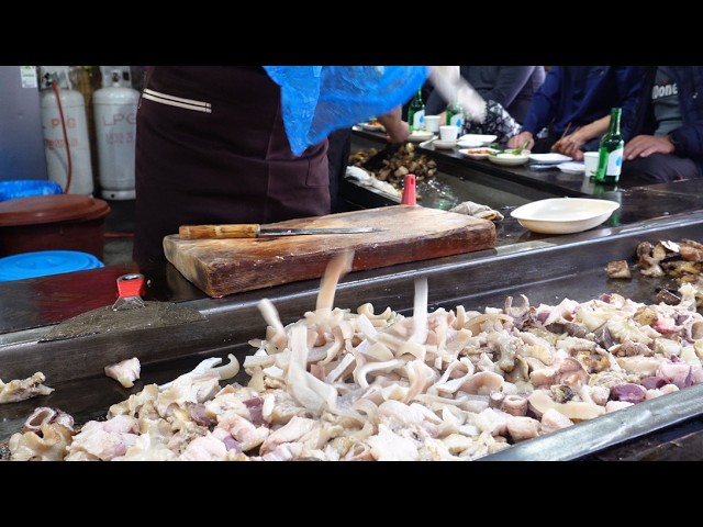 Korean Pork Offal Grilled on Iron Plate in Moran Market! - Korean Street Food