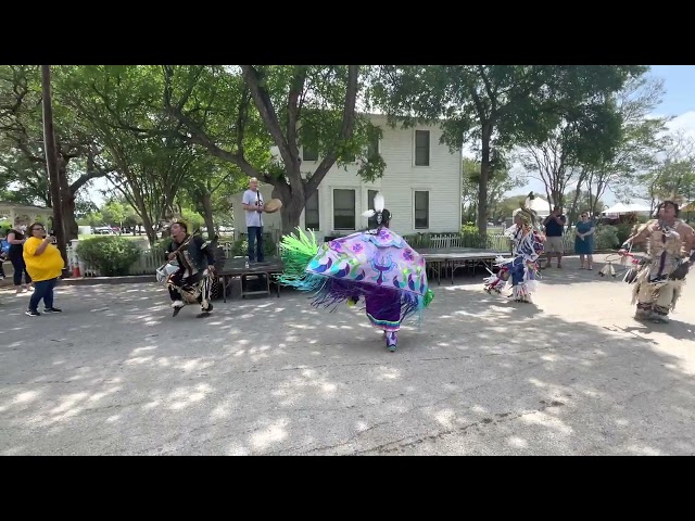 Native American dancing. Điệu nhảy của Người Mỹ bản địa. Cuộc sống Mỹ. Văn hoá Mỹ. Du lịch Mỹ