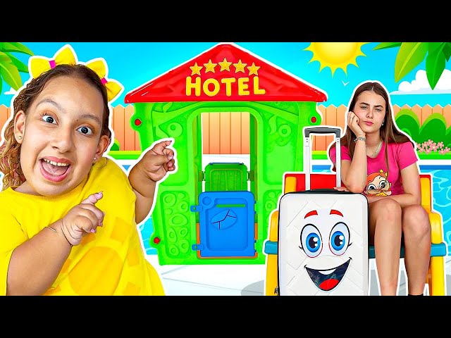 Maria Clara Finge Brincar de Hotel com a Julia | Pretend to play hotel - MC Divertida