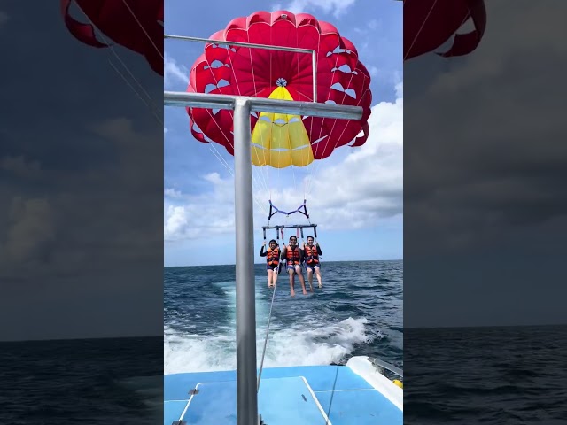 We went parasailing in Boracay! White Beach Paradise in the Philippines