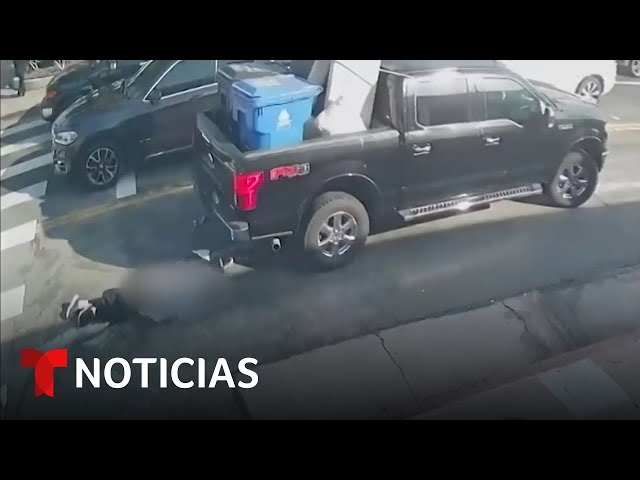 Este conductor atropelló a un hombre, se bajó, lo vio y luego se dio a la fuga | Noticias Telemundo