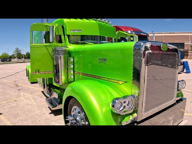 ‘Slammed Distraction’: So Low Transport’s 2003 Peterbilt 379