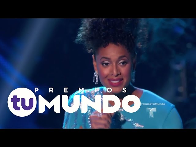 Estrellas de Telemundo cantan "Solo le pido a Dios" | Premios Tu Mundo 2016 | Entretenimiento