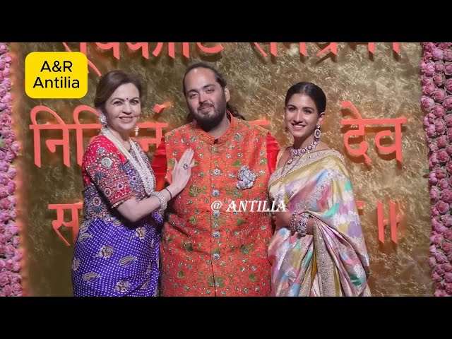 Nita Ambani Poses With Anant Ambani & Radhika at Ganpati Bash: Radhika’s Smile Steals the Show!