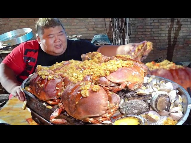 Monkey Brother made a ”seafood feast” to entertain friends, and it was so delicious with garlic!