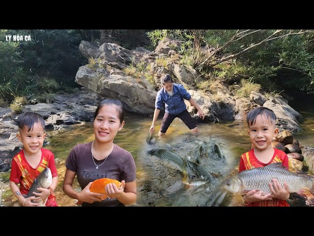 Single mother catches fish by hand, takes care of small children - single mother life