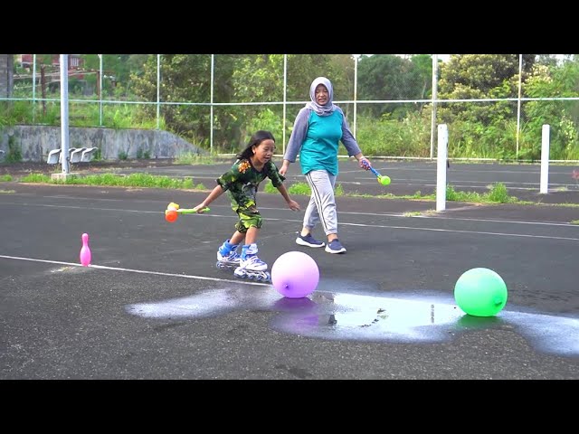 Bermain Sepatu Roda Dan Meletuskan Balon Isi Air