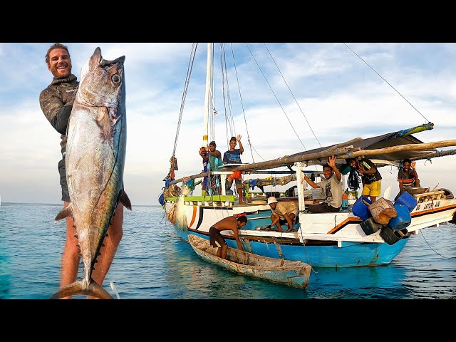 DAY 6 AT SEA: Spearfishing Huge Tuna For Hungry Crew