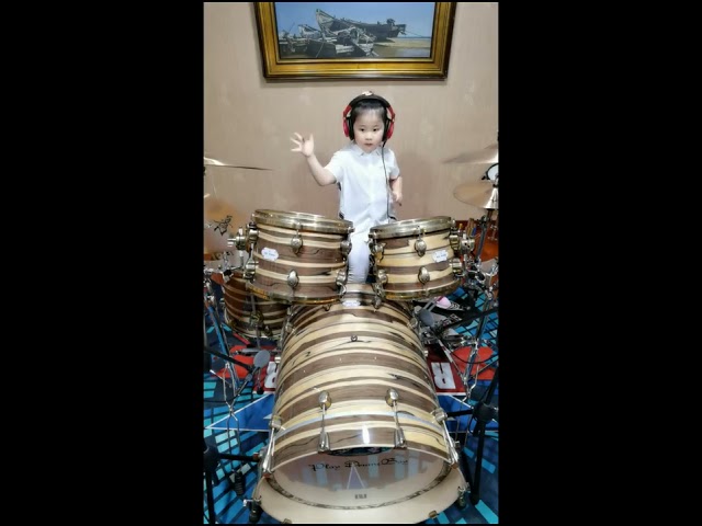 打鼓的中国小女孩 Chinese 6 years old little girl playing drums