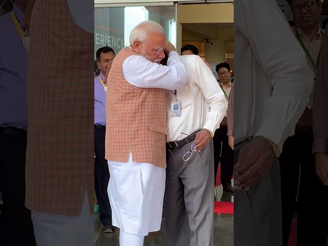 Watch when PM Modi hugged and consoled crying ISRO chief Dr Sivan! | Chandrayaan Mission