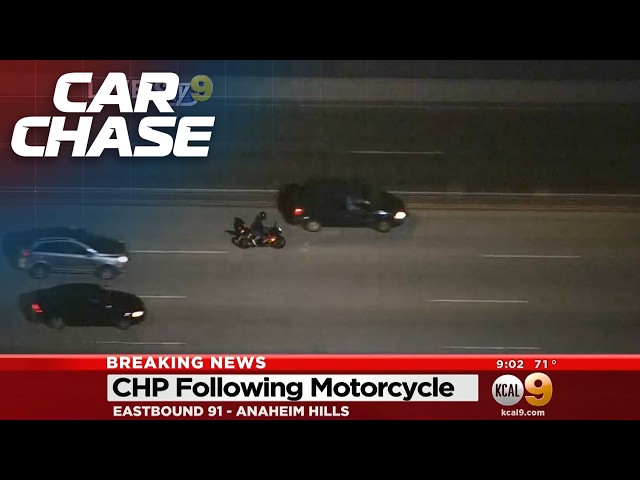 Motorcyclist takes cops on a high-speed chase!