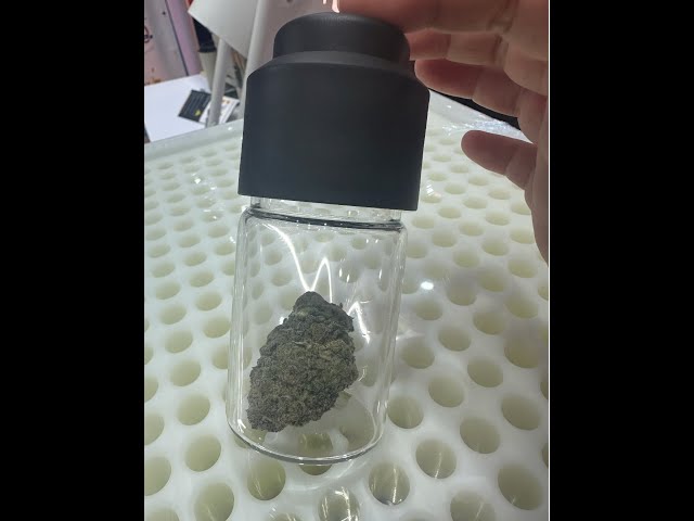 dispensary use vacuum glass jar to keep cannabis flower fresh