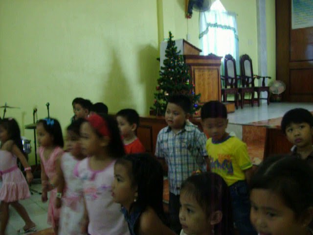 Feliz Navidad children's performance