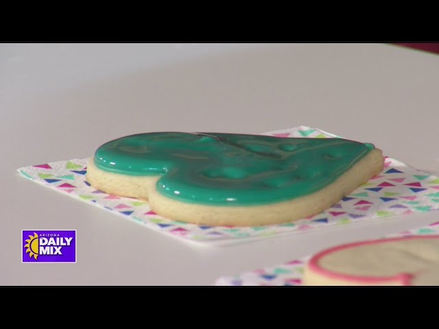 How to decorate heart-shaped cookies for Valentine's Day