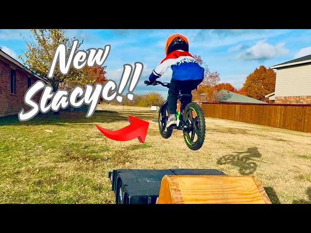 🎄 Epic Christmas Surprise: Bmx Max’s Reaction to His New Stacyc 16-Inch Bike!”