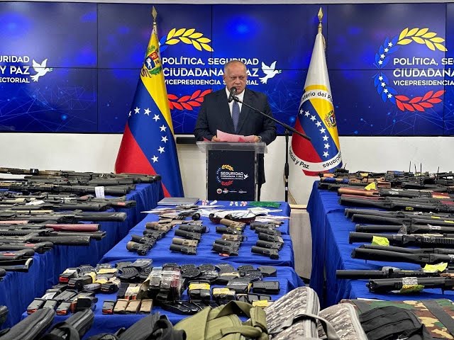 Diosdado Cabello: 400 fusiles y armas decomisadas, agentes de EEUU, españoles y checos detenidos