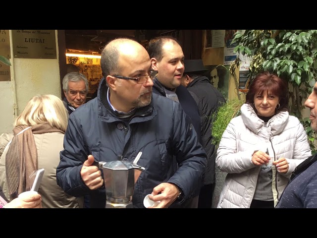 Da Mastro Masiello Mandolini via Giovanni Maggiore Pignatelli.Il sabato con musica e caffè.